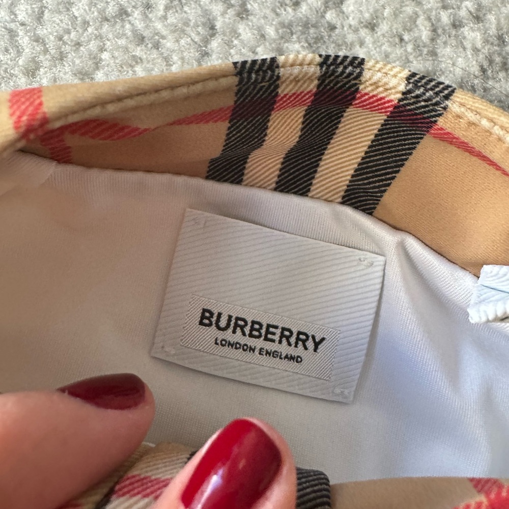 Authentic Burberry Rashguard - Picture 3 of 4
